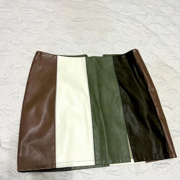 Neutral colors mini skirt with small slit. Color block - Picture 1 of 3